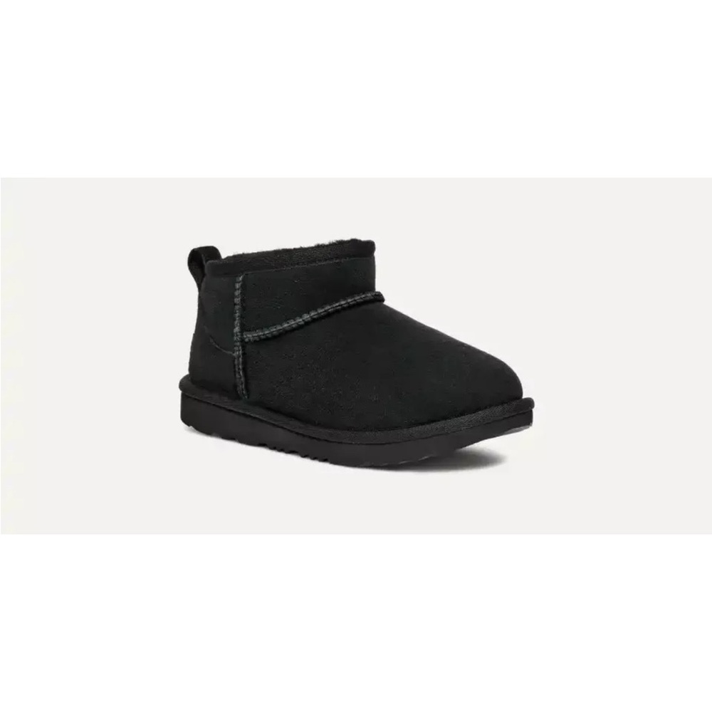 UGG BIG KID CLASSIC ULTRA MINI SIZE 6 BLACK (AUTHENTIC) $140
